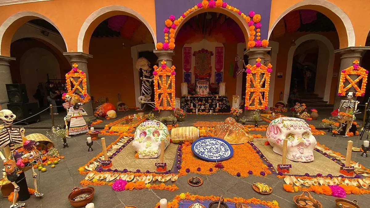 Una ofrenda monumental dedicada a personajes sobresalientes en la historia de la Casa de la Cultura